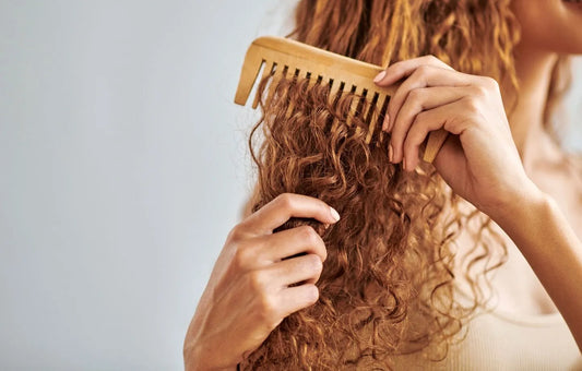Les accessoires indispensables pour cheveux bouclés