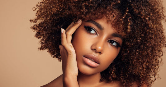 Cheveux crépus : quelles sont les besoins en hydratation et nutrition ?
